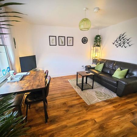 Vale View Apartment, Prestatyn, North Wales - A Stylish, Dog-Friendly Holiday Let Just A 5 Min Walk To Beach & Town! Exterior foto