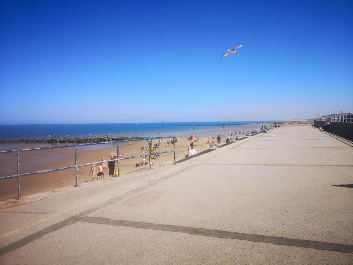 Vale View Apartment, Prestatyn, North Wales - A Stylish, Dog-Friendly Holiday Let Just A 5 Min Walk To Beach & Town! Exterior foto