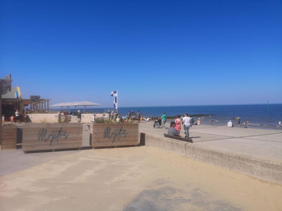 Vale View Apartment, Prestatyn, North Wales - A Stylish, Dog-Friendly Holiday Let Just A 5 Min Walk To Beach & Town! Exterior foto