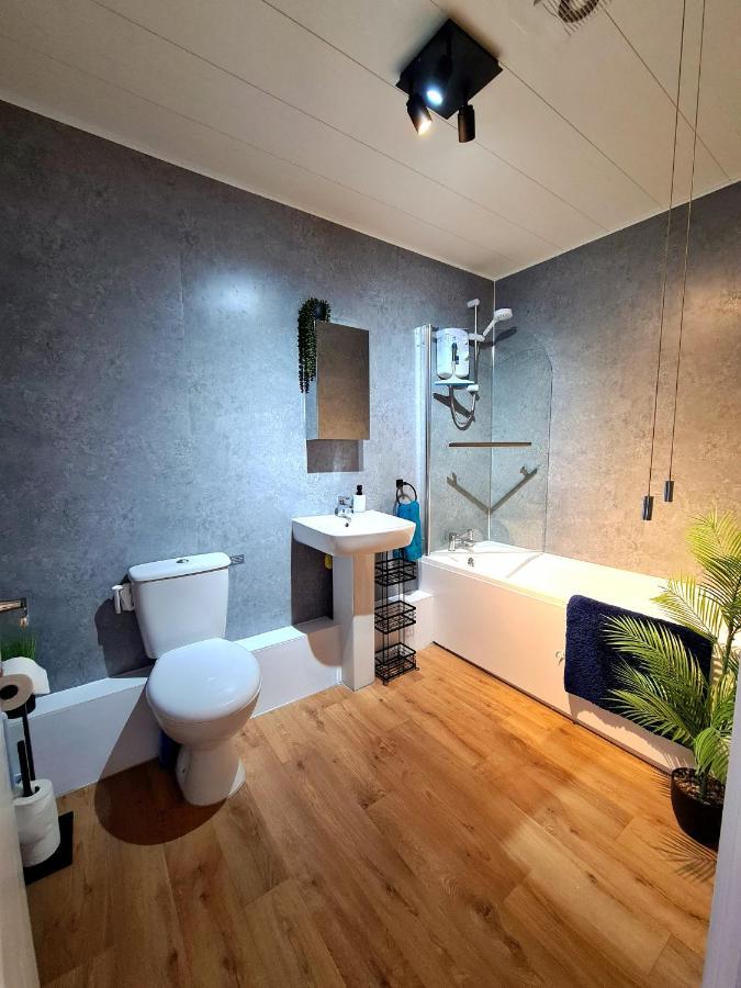 Vale View Apartment, Prestatyn, North Wales - A Stylish, Dog-Friendly Holiday Let Just A 5 Min Walk To Beach & Town! Exterior foto